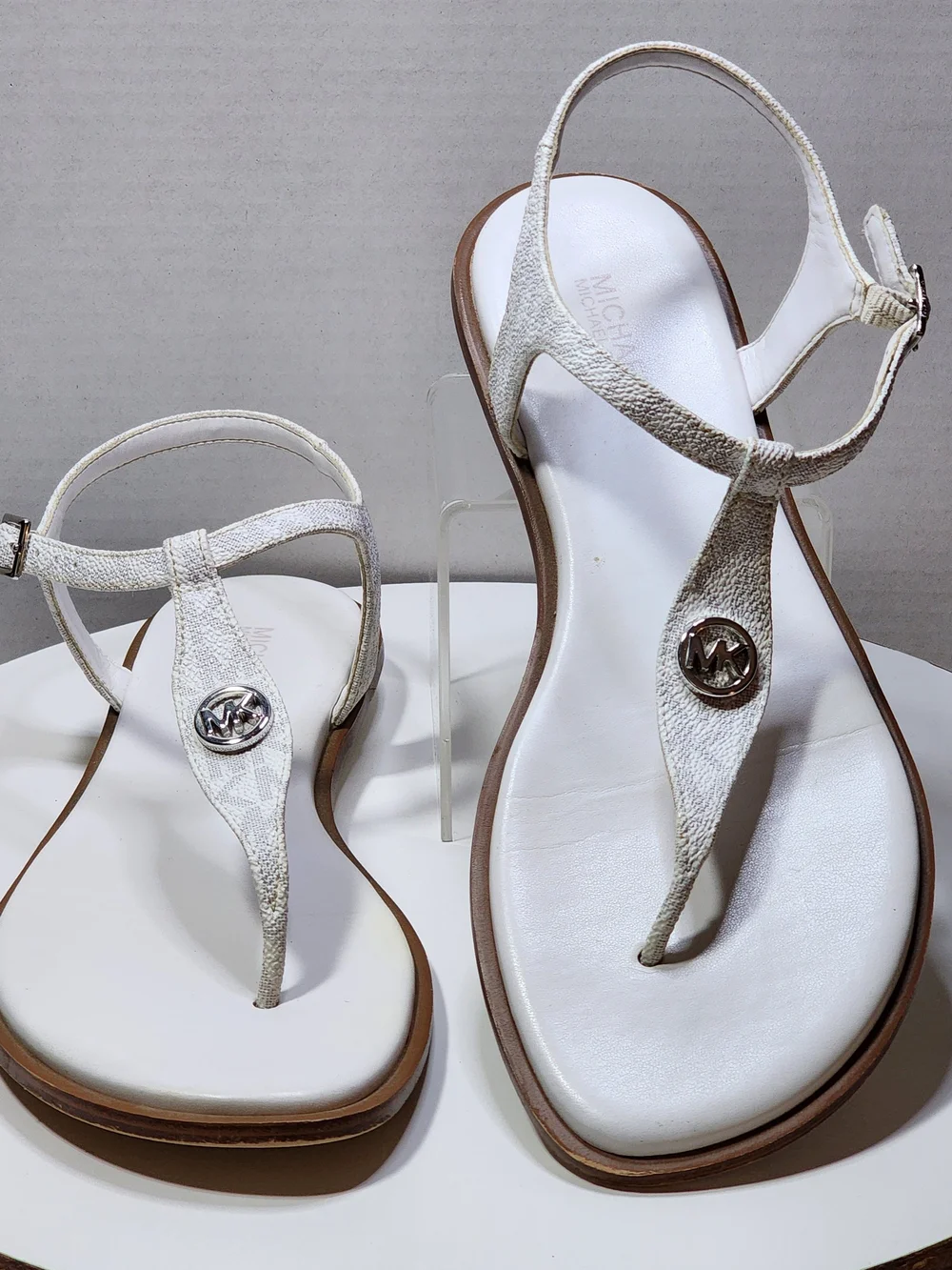 Michael Kors Mallory Thong Sandal Logo T Strap Bright White Size 8.5M